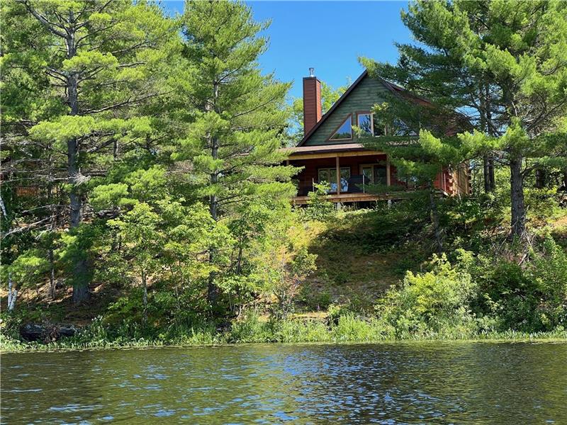 Kennebec Lake Lodge: 5 Bdm, 2BA, Waterfront, Fishing, Canoe, Kayaks, Paddleboard, Wi-Fi, Sleeps 10