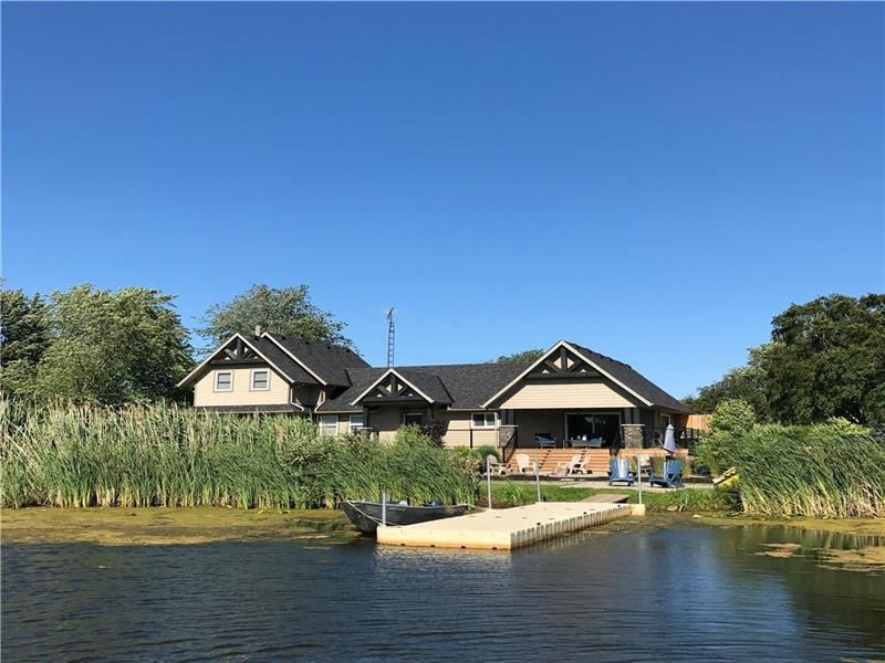 MODERN 5 BEDROOM COTTAGE, SLEEPS 14, 1 MINUTE WALK TO BEACH (OUTDOOR SHOWER & HOT TUB - SEASONAL)