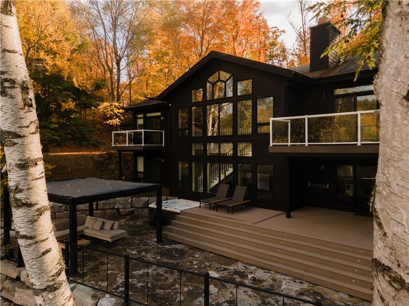 Luxury Lakefront 4200sqft Oasis * Large HotTub, BBQ