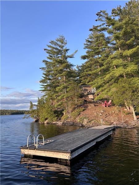 Charleston Lake, Island Paradise. Deep Clean Waters.