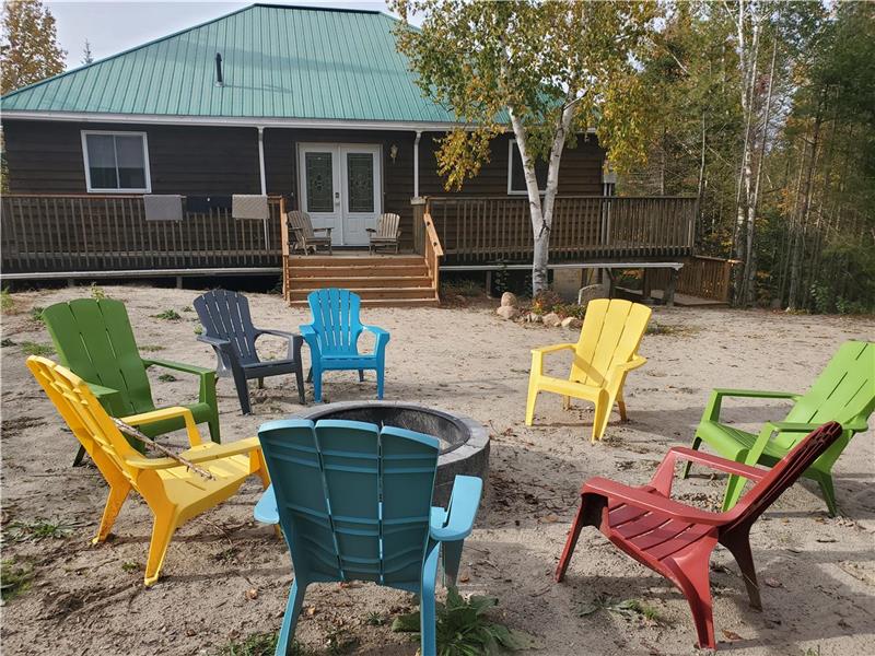 3 Large Bdrms , 2 Bathroom Lake Front Country  Cottage located in Griffith Ontario