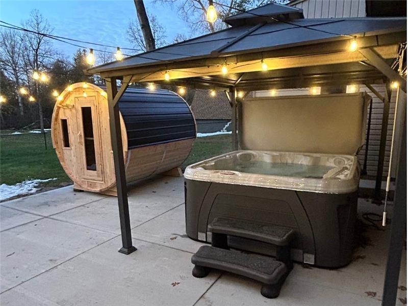 Pet Friendly Beach House with Hot Tub + Sauna + Games Room + Large Fenced Backyard