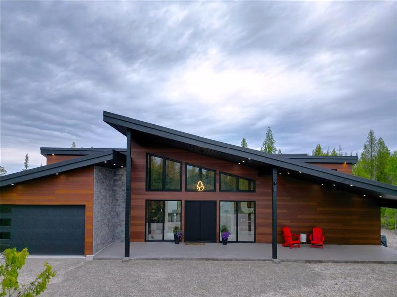 The Pentagon Courtyard Escape (Brand New Build) One-of-a-Kind Luxury Design in Tobermory!