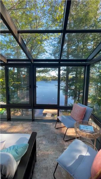 The Firefly Cottage - cute, cozy and a treehouse style view.