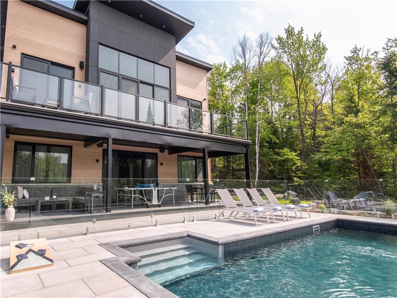 NOUVEAUTÉ ! CHALET AURORA / 5 CHAMBRES / HOT TUB / PISCINE EXTÉRIEURE