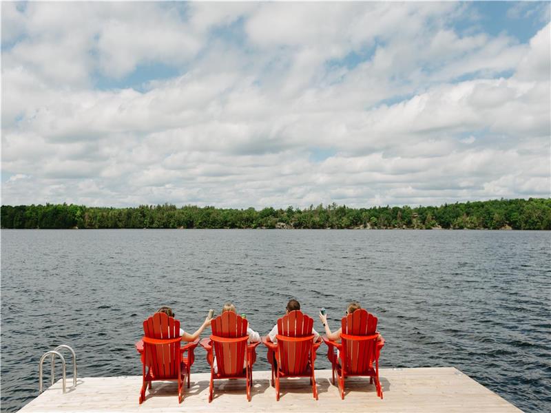 Waterfront Cottage - WiFi, Kayaks & NO-Weed Swimming on Buck Lake, 1 Hour from Kingston