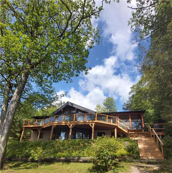 Large viceroy chalet-style cottage on beautiful Healey Lake.