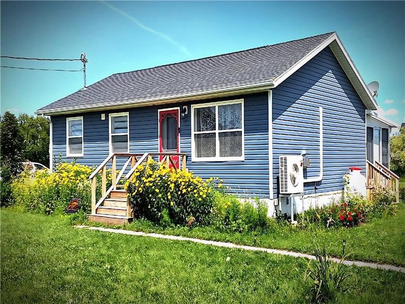 Beautiful cottage style home, minutes away from a south shore Beach.