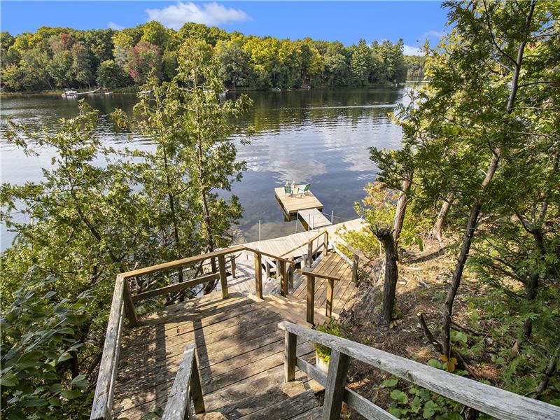 Sharbot Lakehouse - convenient location with a hot tub!