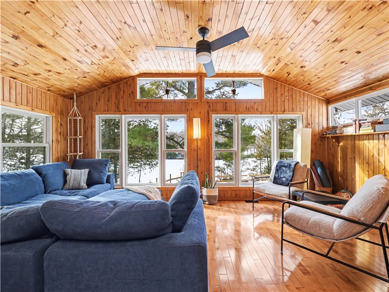 Sharbot Lakehouse - waterfront with convenient location and a hot tub