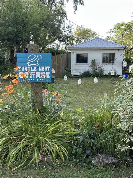 Lakefront 4-bedroom cottage w/ AC near The County. Pet-Friendly. Great Fishing!