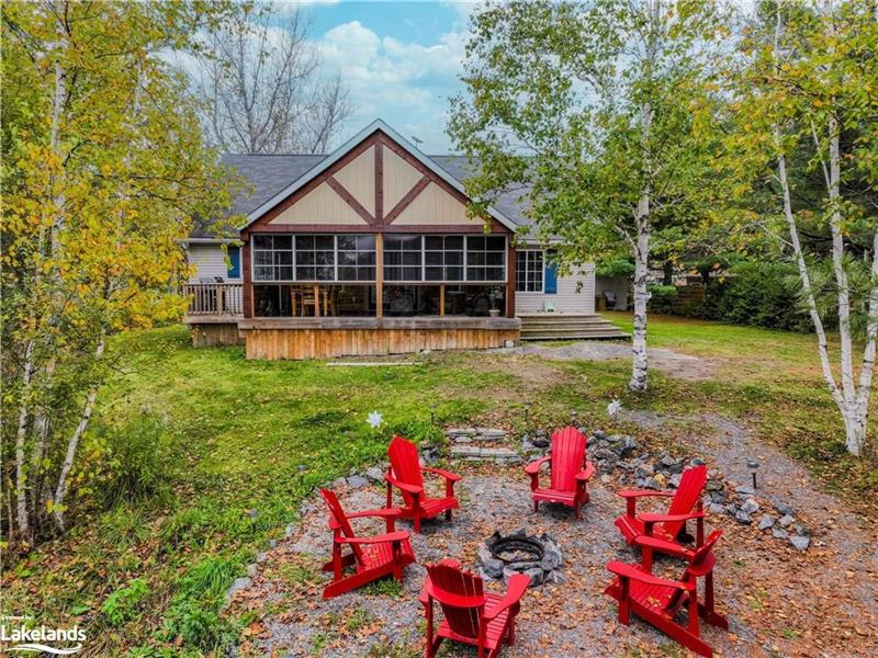 Lakefront Family Retreat on McKellar Lake