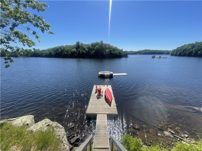 Lakefront Family Retreat on McKellar Lake