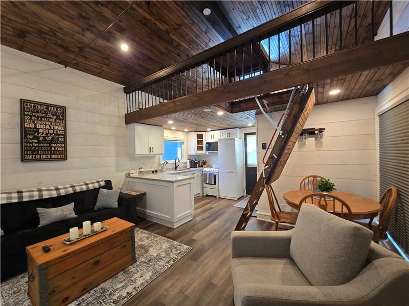 Nature's Way Bancroft on Salmon Trout Lake - Newly Renovated Lakefront Cabin