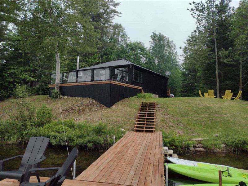 Cozy Modern water front cottage on Lake Neil, large dock, Clear Water, fully equipped