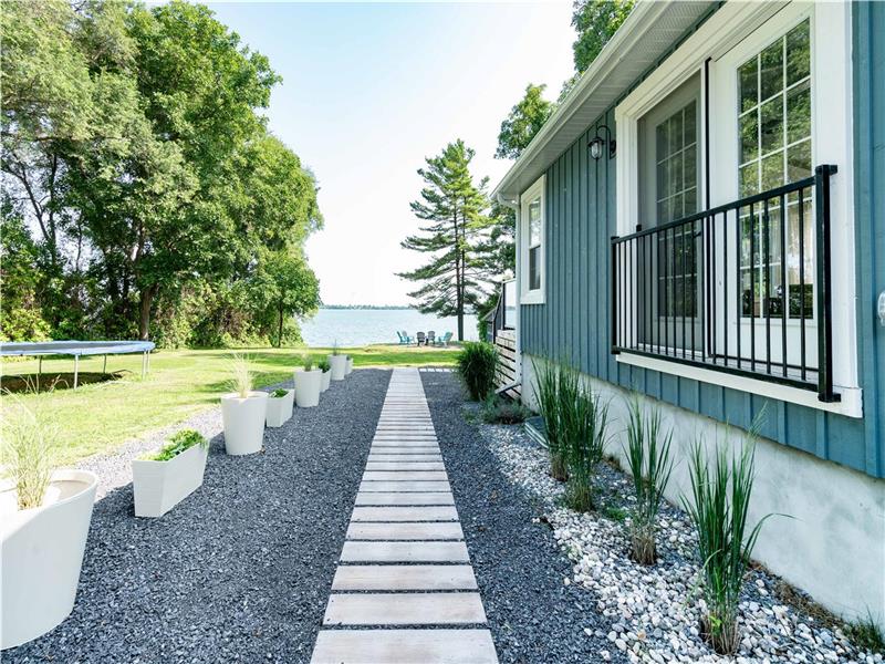 Luxurious Rustic Lakehouse near PEC and Kingston with NEW HOT TUB