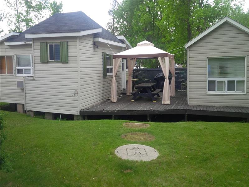 Golden Lake On. Beautiful Beach front property, sleeps 6 people, ac, sat tv