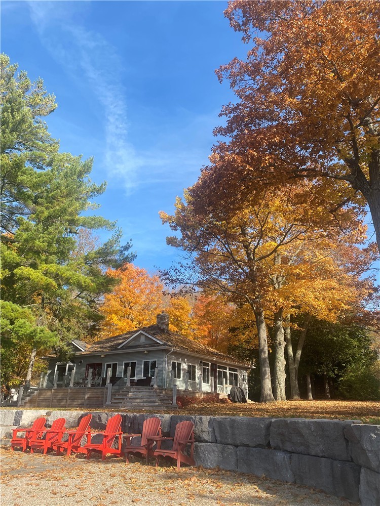 4 Season Waterfront Kawartha Lakes/Historic Lodge/Private Beach, Boat Launch & Stunning Sunsets