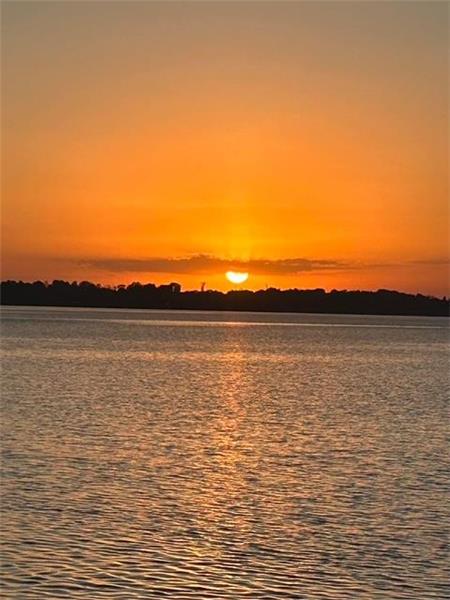 Newly renovated cabin on Cameron Lake!