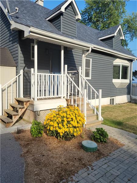 Spacious Lakeside Retreat within GTA Conservation Area