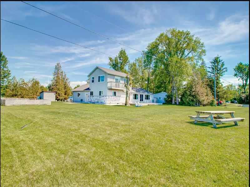 Waterfront / Private Beach w/Hot Tub by Grand Bend