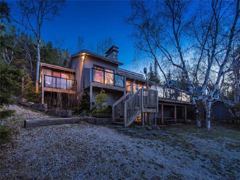 Cobblestone Waterfront cottage 4 Bedrooms, 6 Beds 2 Bathrooms, Sauna at Lion Head