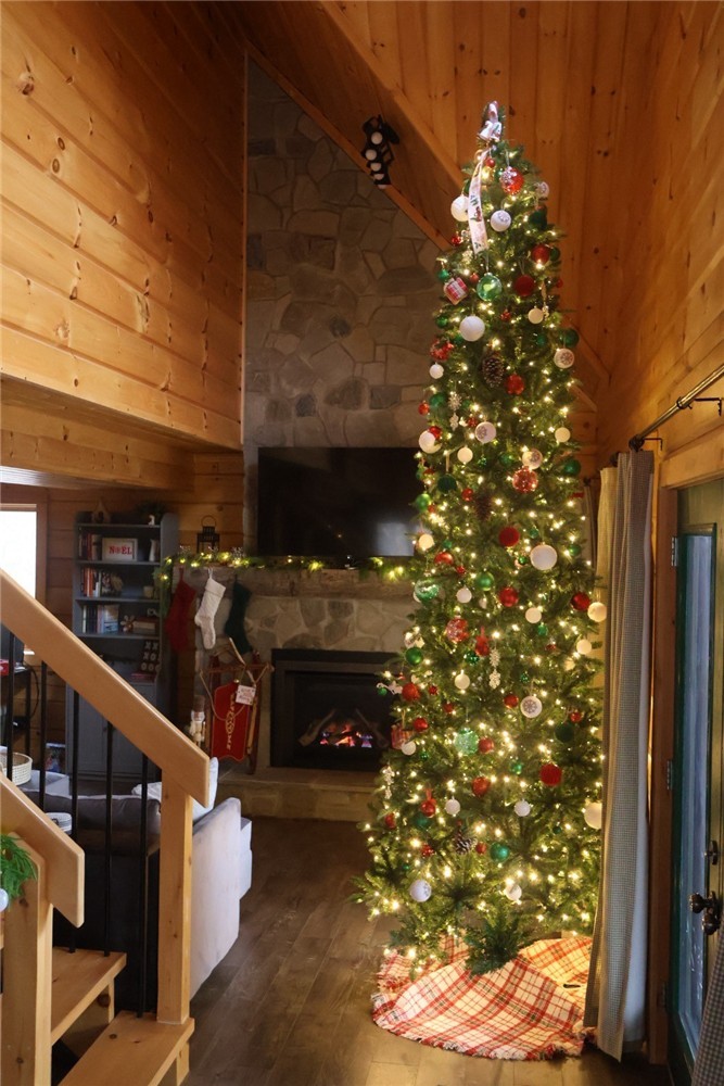 Aromatherapy Sauna, Cold Plunge + Fireplace— Fall Lake Escape