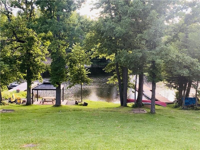 Dock Holiday - Modern, Clean 3 Bedroom Year Round Cottage