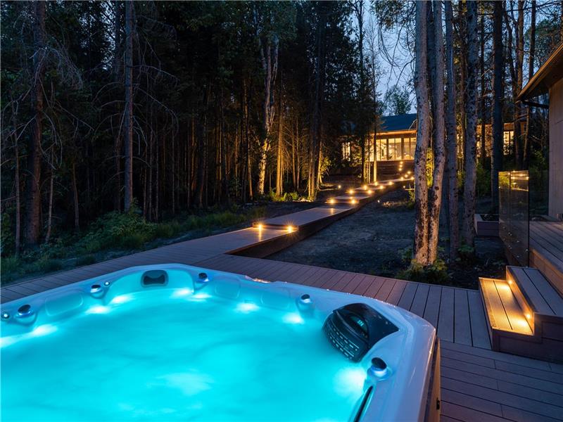 Cottage de luxe au bord du lac,  8 chambres + spa, sauna, salle de sport, table de billard, 2 foyers