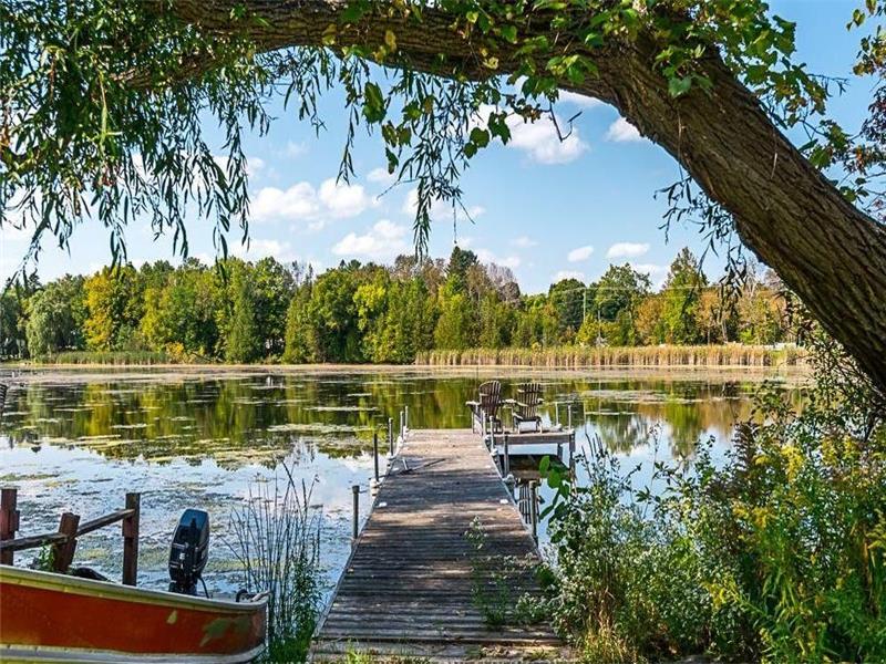 Newly renovated cottage in Kawartha Lakes. 1.5 hours from GTA. Air Conditioning, 50mbps WIFI, & Pets