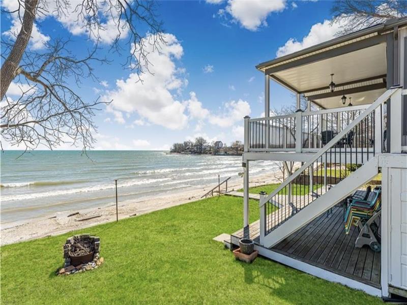 Lighthouse Getaway-Lakefront Cottage w/Private beach & Panoramic Porch Views