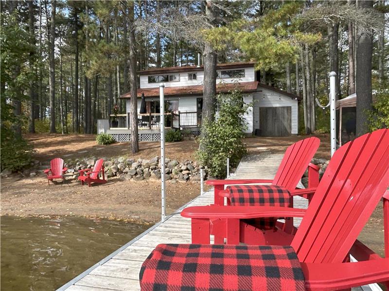 Whispering Pine a 4 bedroom cottage on Wadsworth lake in Madawaska Valley/Kaszuby area