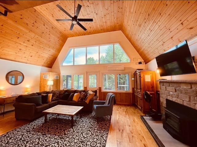 All Season Waterfront Cottage in Kawartha Lake