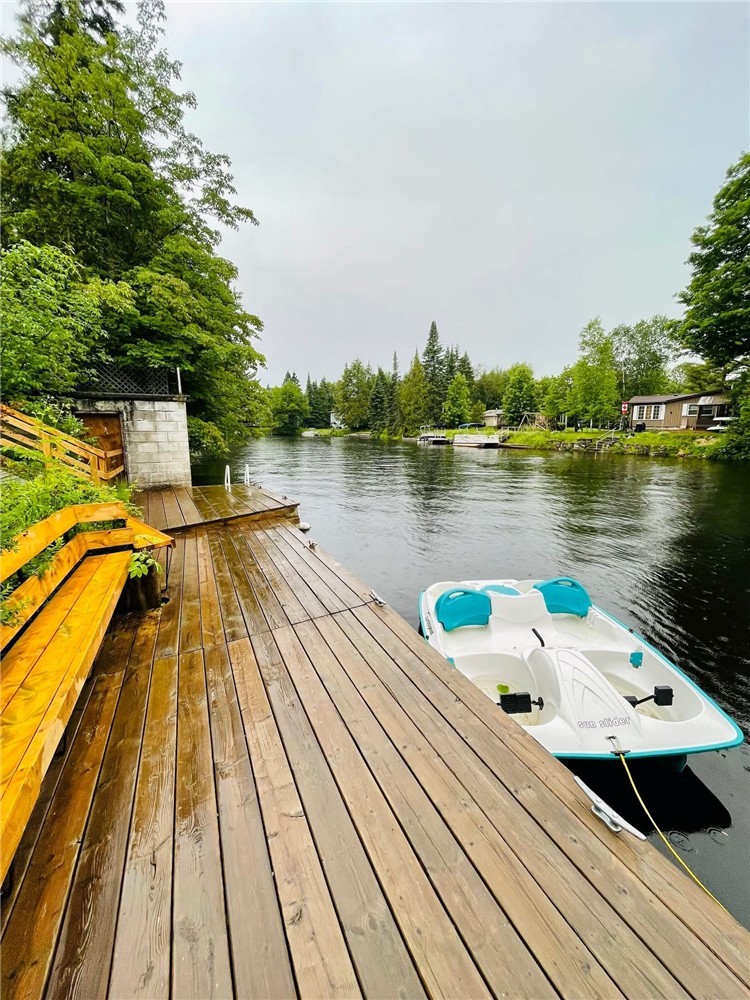 All Season Waterfront Cottage in Kawartha Lake