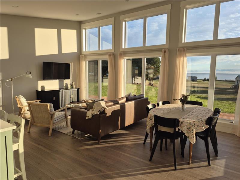 ***Élégant Chalet NEUF avec vue sur l'océan | 3 chambres + lit king -- à 10 min du pont***