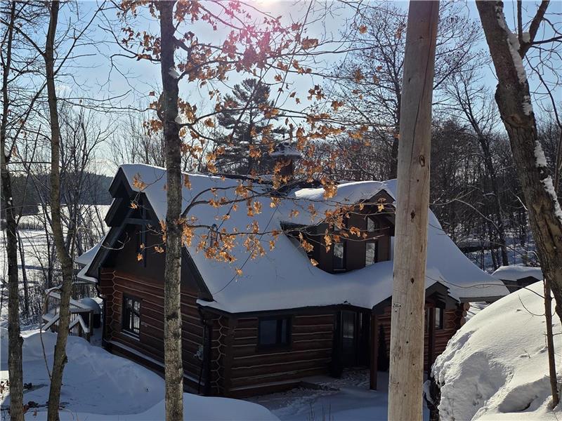Le Pin — Chalet en bois rond au bord du lac McGregor (à 30 min d'Ottawa)