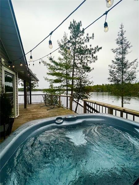 Common Loon Cottage / Waterfront Island Retreat with Hot Tub, Expansive Deck & Breathtaking Views