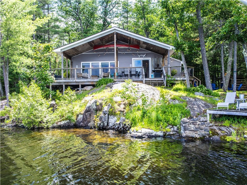 Common Loon Cottage / Waterfront Island Retreat with Hot Tub, Expansive Deck & Breathtaking Views