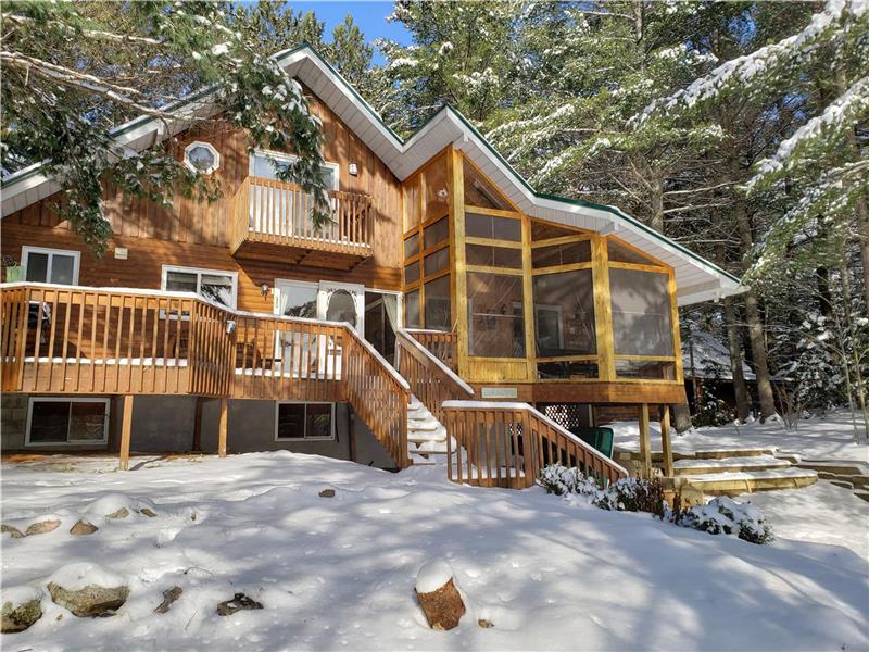 Lakefront White Pine Cottage - Barry's Bay, ON