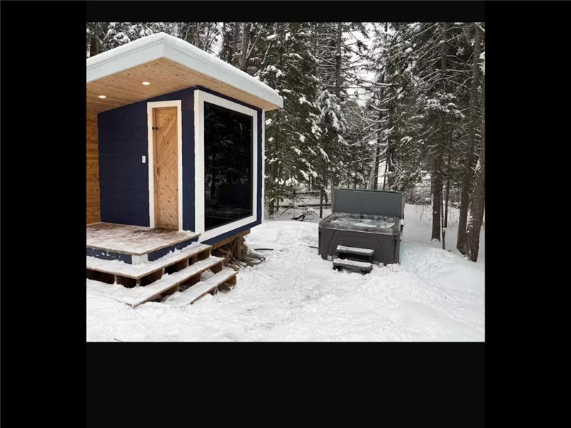 Deer Lake Escape - Private Beach, Sauna, Hot Tub, Snowmobile Trails