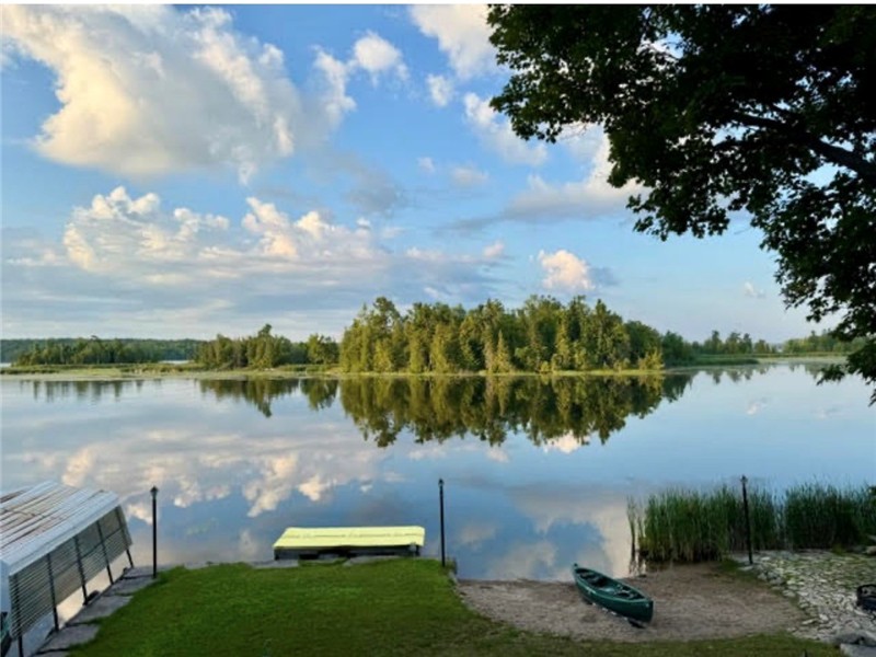 Buckhorn Waterfront Retreat| 3 Bedroom w/Bunkie, Sandy Beach, Shallow entry, Kayaks, SUP and Hot tub