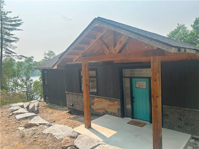 Haliburton Highlands East - waterfront new build, sleeps 8, small dogs welcome!