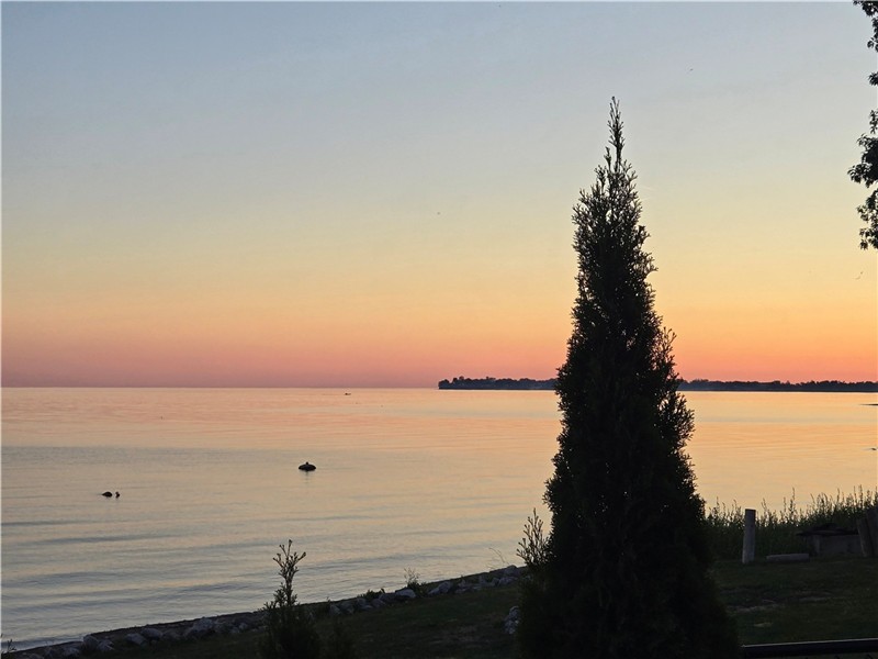 The Cozy Current Lakefront Cottage