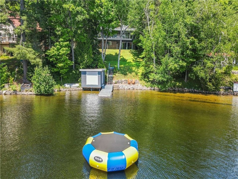 Spacious Waterfront Cottage with Long Lake View - Groundhog Day