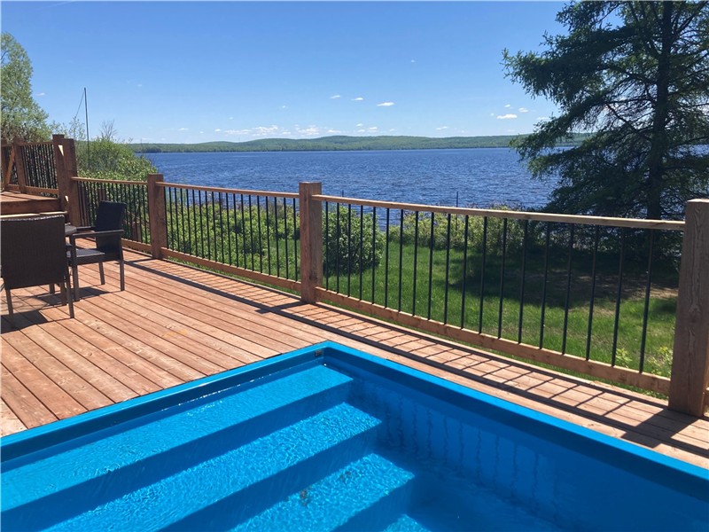 Chalet directement sur le bord du Grand Lac Nominingue, SPA, situé sur un terrain de 6 acres
