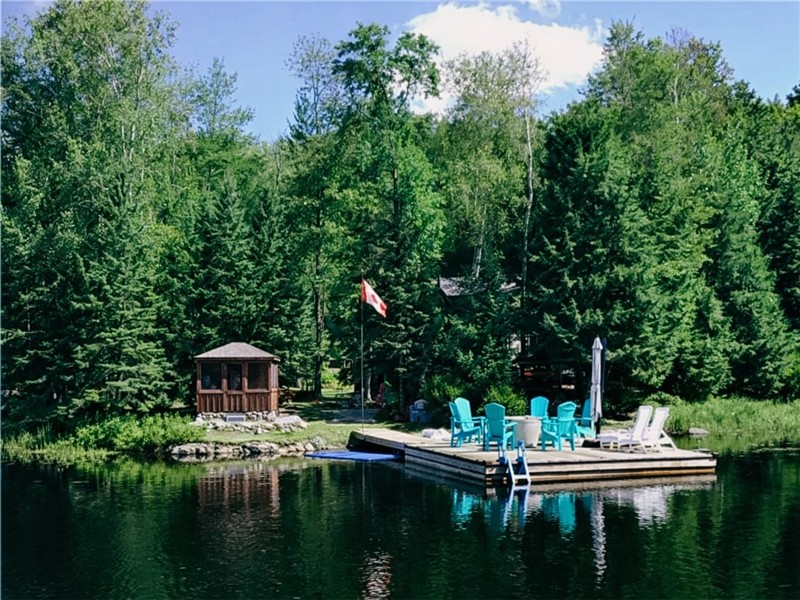 FAMILY WATERFRONT RETREAT NEAR ALGONQUIN PARK | SUNSETS + DOCK + PRIVATE 1.7 ACRES