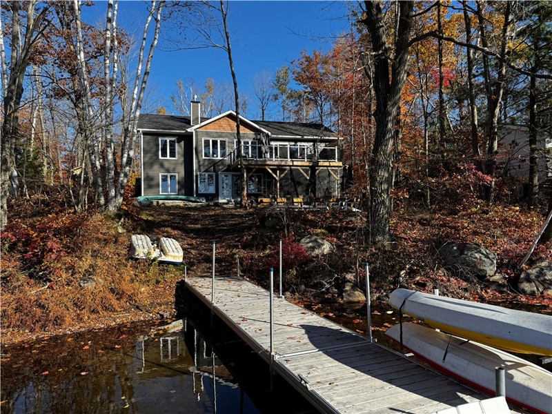 Cozy Muskoka Lakehouse - Hot tub, Kayaks, Paddle Boat, BBQ
