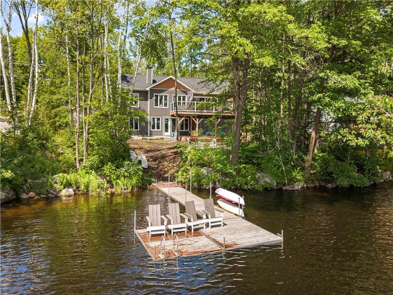 Cozy Muskoka Lakehouse - Hot tub, Kayaks, Paddle Boat, BBQ