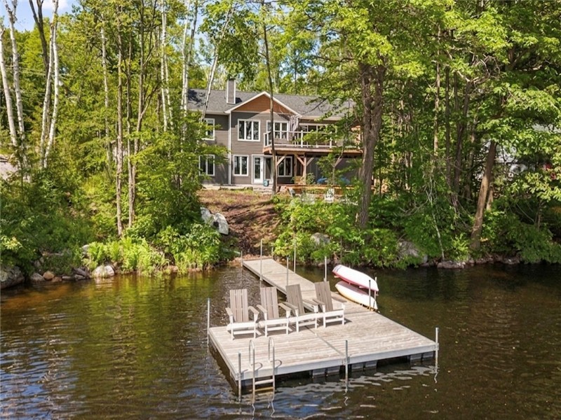 Cozy Muskoka Lakehouse - Hot tub, Kayaks, Paddle Boat, BBQ