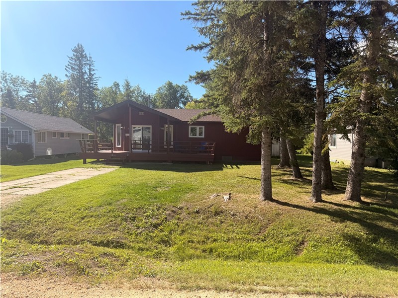 Beautiful 3 bedroom Gimli cabin two minute walk from the beach!!